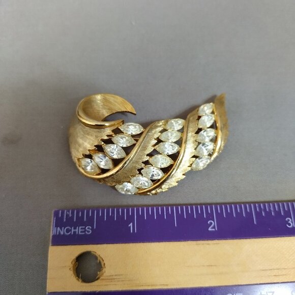 Vintage J.J. Brushed Gold Leaf Shape Pin Brooch with Rhinestones - Picture 1 of 3